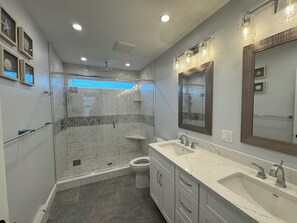 Shower, hair dryer, towels, soap - Newly renovated beach home with many amenities! (Marshfield)