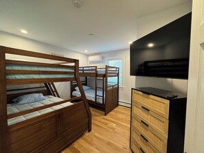 3 bedrooms, iron/ironing board, travel cot, free WiFi - Newly renovated beach home with many amenities! (Marshfield)