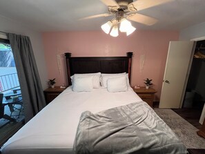1 habitación, escritorio, tabla de planchar con plancha y cuna de viaje