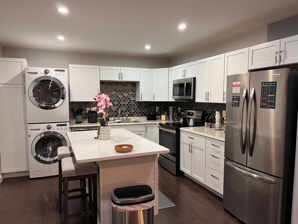 Private kitchen - King Bed • Pool • Fast Wi-Fi • W/D • Workspace (Dallas)