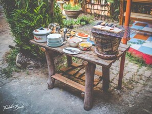 Outdoor dining - Trekker Camp Chiang Mai - Hostel (Chiang Mai)
