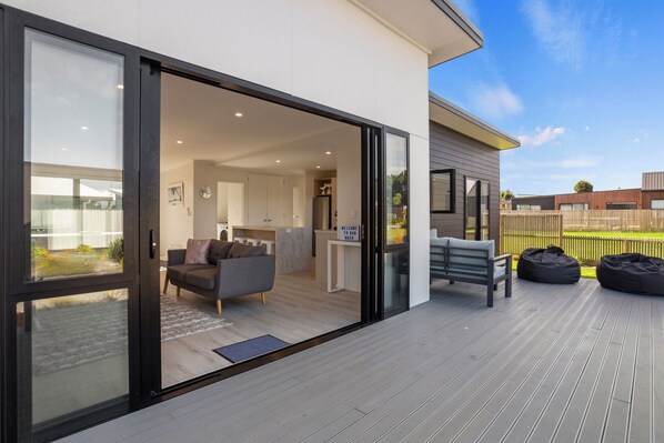 Terrace/patio - Modern Family Bach - Waihi Beach Holiday Home (Waihi)