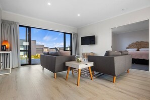 3 bedrooms, WiFi, bed sheets - Modern Family Bach - Waihi Beach Holiday Home (Waihi)