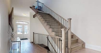 Gorgeous ensuite bedroom in a large house kitchen lounge garden near Wonderland!