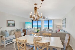 Smart TV, books, stereo - In the Heart of OB • SuperHost • Steps to Beach • Guest Favorite • Fully Loaded (Orange Beach)