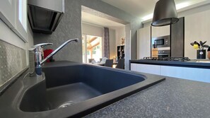 Microwave, oven, stovetop, dishwasher - 2 Bedroom Villa in Gallina (Gallina)