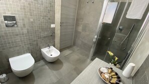 Douche, séchoir à cheveux, bidet, serviettes fournies