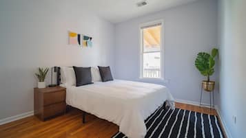 3 slaapkamers, een bureau, een strijkplank/strijkijzer, reisbedje