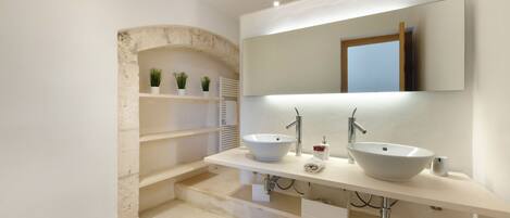 Ducha, artículos de tocador gratuitos, secador de pelo, bidet