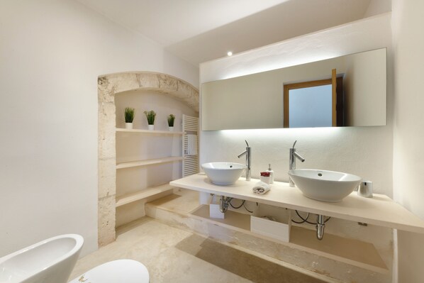 Shower, free toiletries, hair dryer, bidet