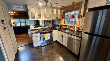 Réfrigérateur, four à micro-ondes, un four, surface de cuisson