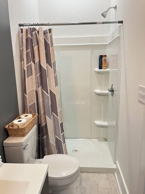 Douche, sèche-cheveux, serviettes fournies, savon