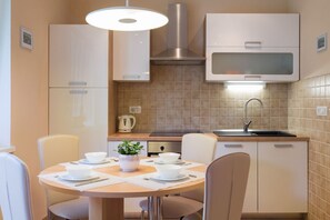 Fridge, oven, stovetop, coffee/tea maker - Apartmaji Koman, Bled - Studio with Terrace (Bled)