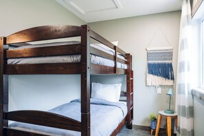 3 quartos, ferros/tábuas de passar roupa, berço de viagem