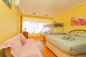 2 bedrooms, iron/ironing board, free WiFi, bed sheets