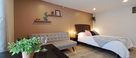 1 habitación, tabla de planchar con plancha, wifi y ropa de cama