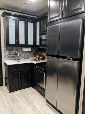 Fridge, microwave, oven, stovetop - RV on 25 acre Farm on the Spring River (Hardy)