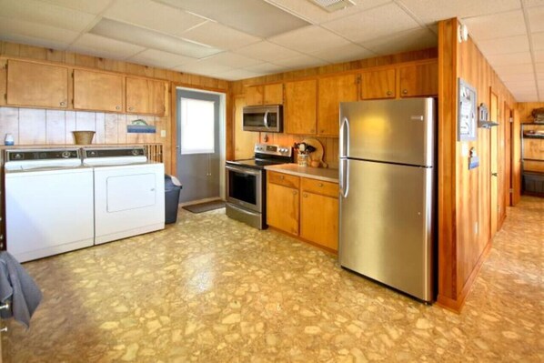 Fridge, oven, stovetop, coffee/tea maker