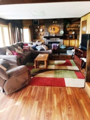 TV - TerraLargo A Family Friendly Getaway Sleeps 10 (Many)