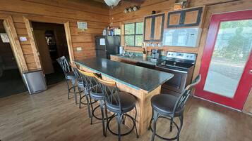 Batterie de cuisine, vaisselle et ustensiles, tables à manger