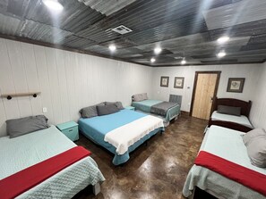 3 bedrooms, free WiFi, bed sheets - Cajun Party Place                   . (Many)