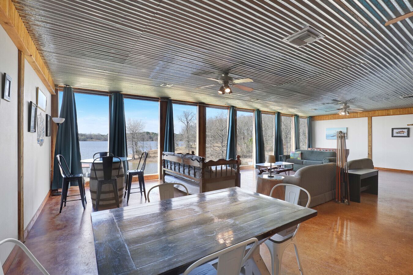 Téléviseur connecté, table de baby-foot