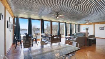 Téléviseur connecté, table de baby-foot