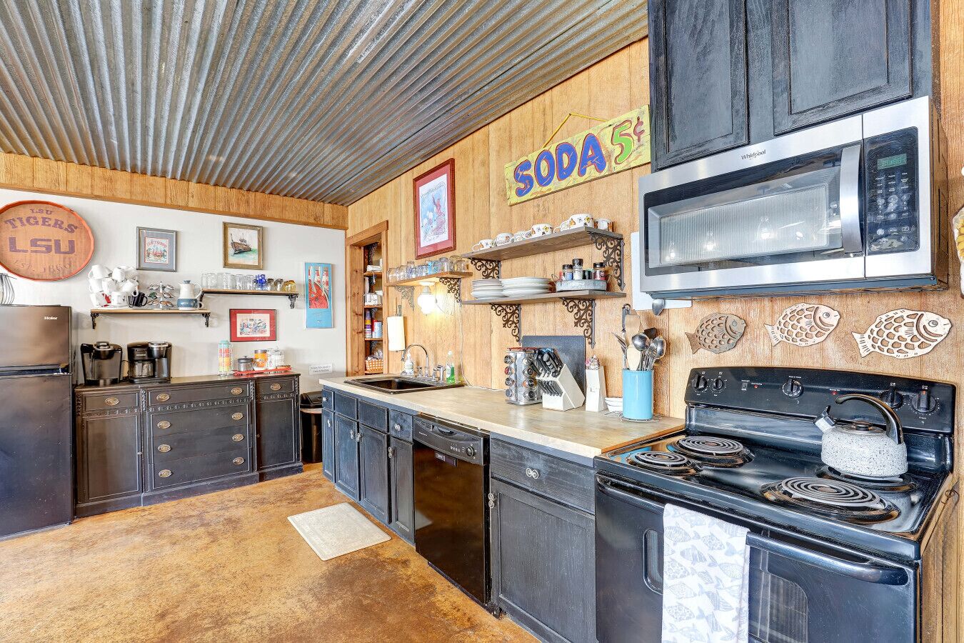 Réfrigérateur, un four, surface de cuisson, cafetière-théière