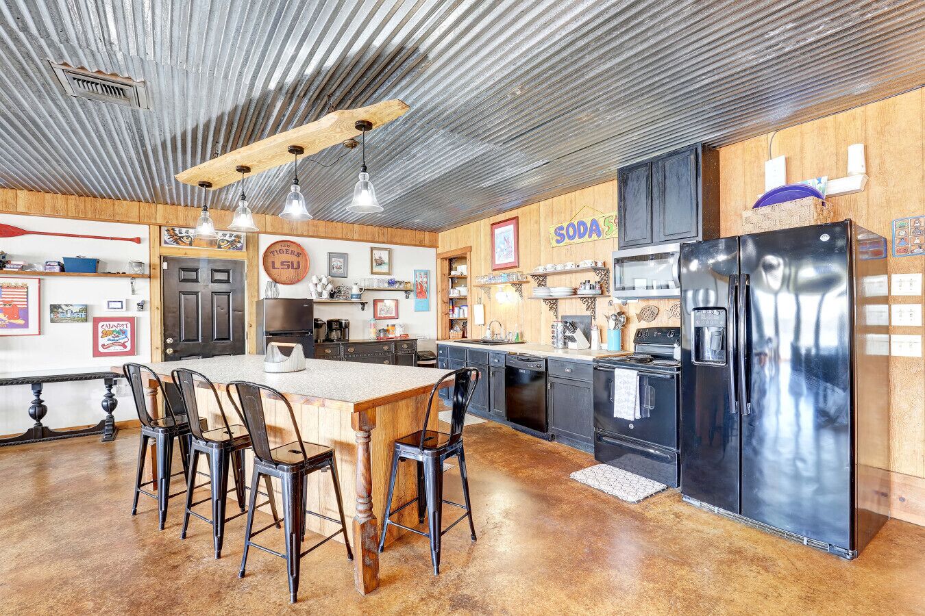 Fridge, oven, stovetop, coffee/tea maker