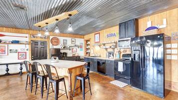 Fridge, oven, stovetop, coffee/tea maker