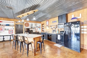 Fridge, oven, stovetop, coffee/tea maker