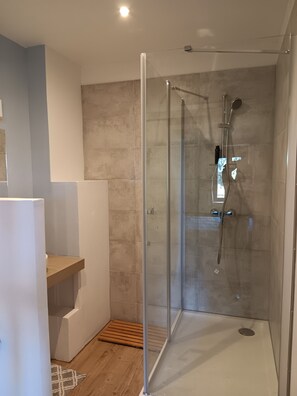 تجهيزات دش، مناشف، صابون، ورق حمّام