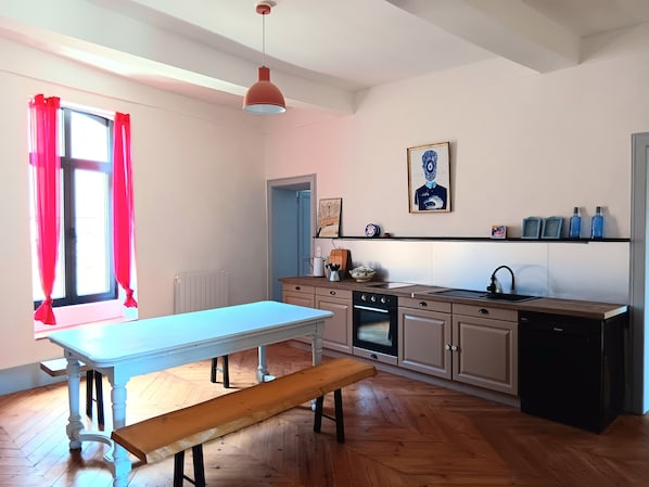 Fridge, oven, stovetop, dishwasher