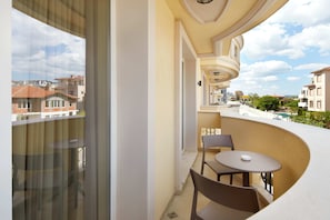 One Bedroom with Street View | Balkong