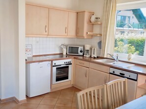 Fridge, oven, stovetop, dishwasher - Seeurlaub Müritz - Haus Müritzblick 200 m zum Müritzstrand. Haustierfreundlich! (Röbel/Müritz)