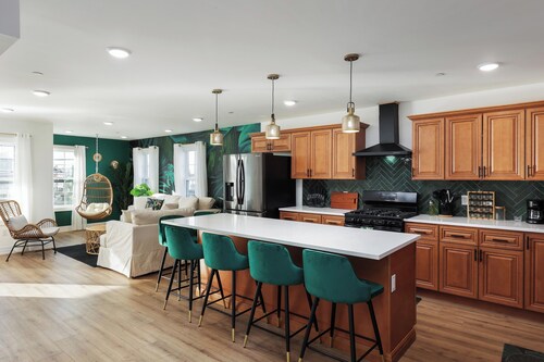 GLAM Tropical Oasis 2 blocks to the Beach, with Roof Deck