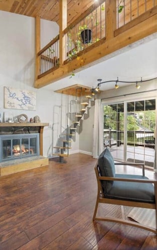 Advent Cottage
Great outdoor space.
Close to everything by land and water!