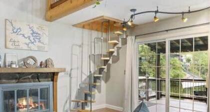 Advent Cottage
Great outdoor space.
Close to everything by land and water!