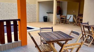 Apartamento luxo, vista para o jardim | Área de estar | TV