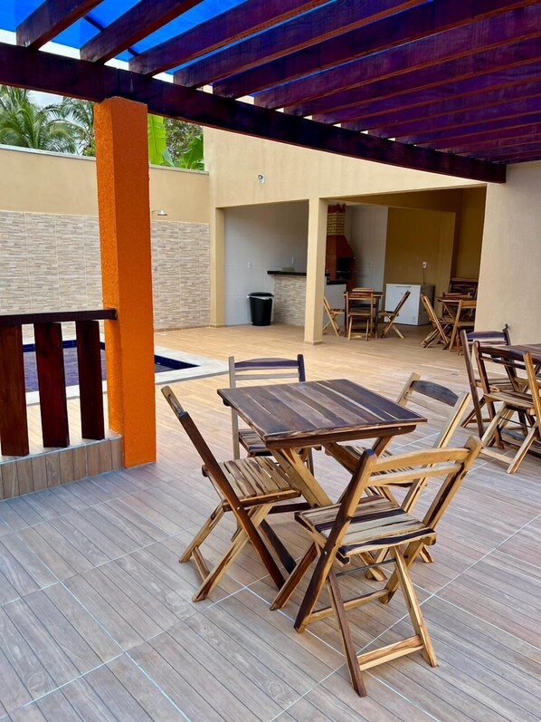 Deluxe-Apartment, Gartenblick | Wohnbereich | Fernseher