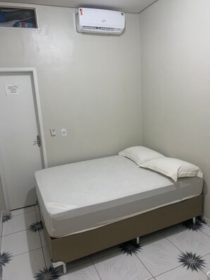 Phòng 2 giường đơn tiện nghi đơn giản | Khu vực làm việc phù hợp cho laptop 