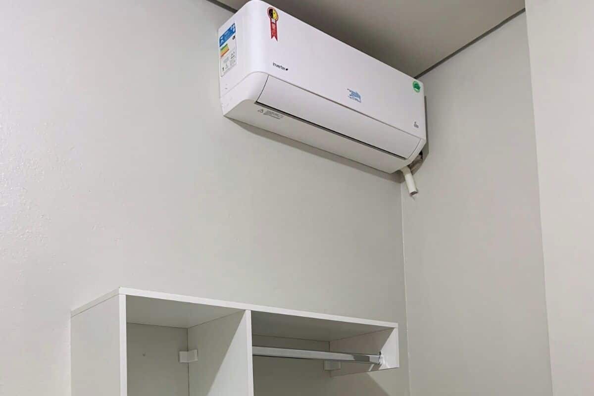 笔记本电脑工作区、免费 WiFi