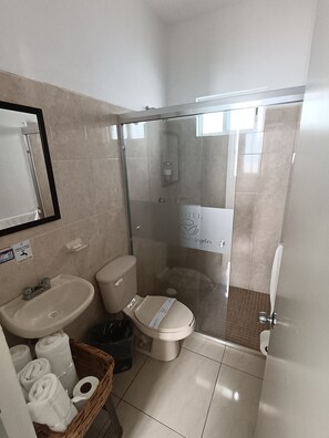 Apartamento de lujo | Baño | Cabezal de ducha tipo lluvia, toallas, jabón y papel higiénico