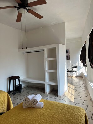 Individually decorated, individually furnished, free WiFi, bed sheets - Casa Los Angeles  (Colima)