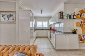 Fridge, microwave, oven, stovetop - Polofields waterfall Home away from home apartment  - Fili (Midrand)