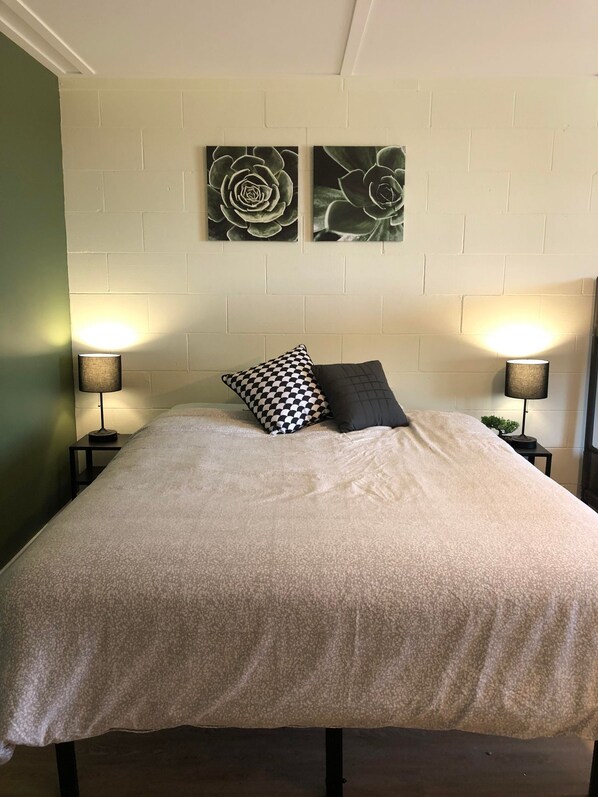 1 slaapkamer, een strijkplank/strijkijzer, wifi, beddengoed