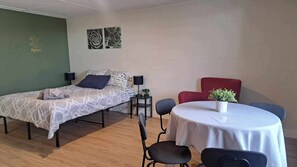 1 slaapkamer, een strijkplank/strijkijzer, wifi, beddengoed