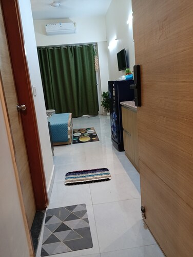 Cozy Staycation Gaur City Center Noida