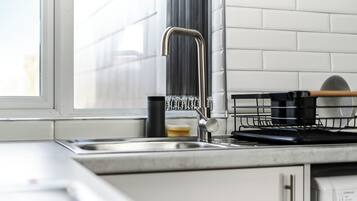 Iron/ironing board, bed sheets