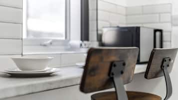 Iron/ironing board, bed sheets